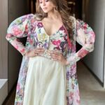 Shamita Shetty Instagram - Flower child you are about to bloom 🌺 Outfit : @ikichic_official Hair : @kantamotwani @kromakaysalon @hairnmakeup.farzana Managed by @viniyardfilms @timesfashionweek . . . . #showstopper #btfashionweek2023 #rampwalk #happyme #flowers #love #gratitude #positivity