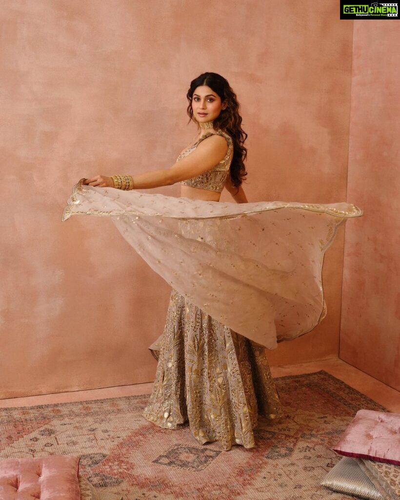 Shamita Shetty Instagram - 𝙋𝙎 @ 𝙆𝙂 | 𝙏𝙝𝙚 𝙋𝙎 𝙄𝙘𝙤𝙣 𝙀𝙙𝙞𝙩𝙞𝙤𝙣 𝘈𝘴 𝘸𝘦 𝘤𝘰𝘶𝘯𝘵𝘥𝘰𝘸𝘯 𝘵𝘰 𝘵𝘩𝘦 𝘭𝘢𝘶𝘯𝘤𝘩 𝘰𝘧 𝘰𝘶𝘳 𝘣𝘳𝘪𝘥𝘢𝘭 𝘧𝘭𝘢𝘨𝘴𝘩𝘪𝘱 𝘴𝘵𝘰𝘳𝘦 𝘪𝘯 𝘒𝘢𝘭𝘢 𝘎𝘩𝘰𝘥𝘢 𝘵𝘩𝘪𝘴 𝘮𝘰𝘯𝘵𝘩, 𝘸𝘦 𝘢𝘳𝘦 𝘤𝘦𝘭𝘦𝘣𝘳𝘢𝘵𝘪𝘯𝘨 𝘵𝘩𝘦 𝘮𝘪𝘭𝘦𝘴𝘵𝘰𝘯𝘦 𝘸𝘪𝘵𝘩 𝘰𝘶𝘳 𝘖𝘎 #𝘗𝘚𝘎𝘪𝘳𝘭𝘴 𝘪𝘯 𝘵𝘩𝘦 𝘢𝘭𝘭-𝘯𝘦𝘸 '𝘔𝘰𝘥𝘦𝘳𝘯 𝘔𝘶𝘨𝘩𝘢𝘭𝘴' 𝘤𝘰𝘭𝘭𝘦𝘤𝘵𝘪𝘰𝘯. “ @shamitashetty_official and I first met in college, and have been friends ever since. She’s a multi-faceted multi-hyphenate, and I’ve seen her personal style evolve beautifully over the years. As she makes a return to the big screen with her new movie, this was the perfect time for her to be a part of our celebratory campaign. ” — Payal Singhal Shamita Shetty in the Grey Georgette Sharara with Bagh Embroidery from the SS’23 ‘Modern Mughals’ collection, available exclusively at the Kala Ghoda store. 🗓️ Launches 20 April, 2023 📍 Payal Singhal, Ground Floor, Bhogilal Hargovindas Bldg, 18/20, K Dubash Marg, Kala Ghoda, Fort, Mumbai, 400018 For shopping assistance: Email: cs@payalsinghal.com Call/WhatsApp: +91 9321578764 Jewellery @satyanifinejewels Shot by @porus.vimadalal Styled by @prayag.menon HMU @inherchair #PSatKG #PSFullCircle #NewCollection #StoreLaunch #ModernMughals #PSIcons #MuseMagic #NewLaunch #WatchThisSpace