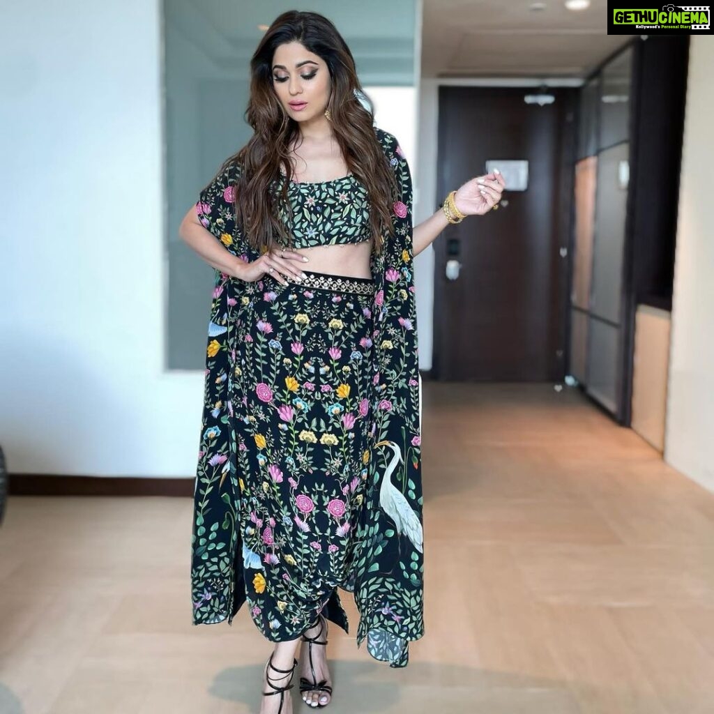 Shamita Shetty Instagram - A strong woman knows she has strength enough for the journey, but a woman of strength knows it is in the journey where she will become strong💪🏻❤️ Outfit : @limerickofficial Jewellery: @azotiique PR : @amigos.rizwan Hair @kromakaysalon Managed by : @viniyardfilms . . . . #workmode #ootd #florals #eventdiaries #love #gratitude #positivity