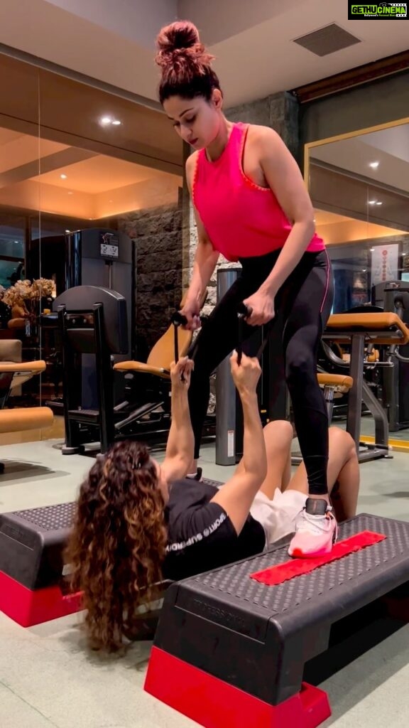 Shamita Shetty Instagram - Partner Workouts make you work harder. We tend to push more due to the competitive spirit 🏋‍♀️🏋‍♀️ Training with a buddy help you stay consistent and you end up trying new and interesting stuff which makes it even more enjoyable 🤼‍♀️ . . . . #training #mondaymotivation #workout #strong #workoutwithshamita #love #gratitude