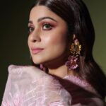 Shamita Shetty Instagram – 🦋 

Saree: @archanaraolabel 
Jewellery: @varunadjani 
Stylist: @styledbychandani 
Assisted by : @khushaliichauhan 
Hair : @kantamotwani @kromakaysalon 
Photographer: @visualaffairs_va 
Management: @viniyardfilms @jubinrajeshdesai @kushalsampat