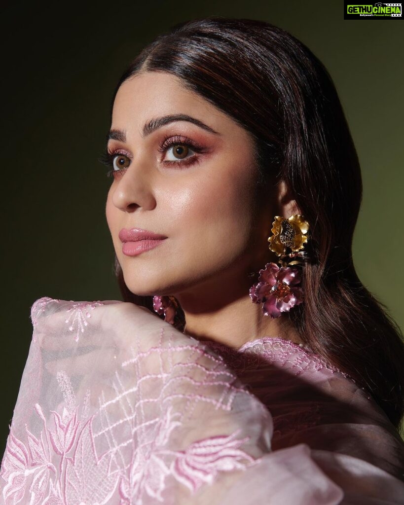 Shamita Shetty Instagram - 🦋 Saree: @archanaraolabel Jewellery: @varunadjani Stylist: @styledbychandani Assisted by : @khushaliichauhan Hair : @kantamotwani @kromakaysalon Photographer: @visualaffairs_va Management: @viniyardfilms @jubinrajeshdesai @kushalsampat