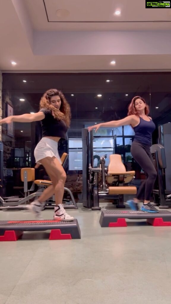Shamita Shetty Instagram - Step Cardio is a fun and exciting way to rev up your metabolism and challenge mind and body coordination. Control the training intensity using either step height or the music bpm. Here is a snippet of the Step Cardio we enjoyed executing on our favorite piece of music. What better way of cardioing than this 💃💃 My holiday weight … goooooo😤grrr @yashmeenchauhan @clubrpm #mondaymotivation #step #cardio #workout #workoutwithshamita #gym #workoutmotivation #love #gratitude