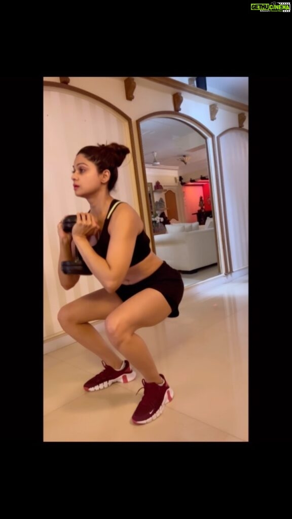 Shamita Shetty Instagram - Legs r the foundation of any body .. so make them strong enough to tackle any stress!This simple exercise.. Squats .. work on your quads without hurting your back effectively ( the right form is very important !!) PICK WEIGHTS AS PER YOUR BODY STRENGTH.. no ego lifting allowed !!!! 🏋🏼‍♀️💪🏻🧿❤️ #mondaymotivation #workout #gymgirl #gymmotivation #strengthtraining #love #gratitude #workoutwithshamita