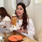 Shamita Shetty Instagram – This was pure yumminess!!!! Amazing pizzas n desserts coming soon at @bizza.mumbai .. n yes they ve got gluten free crusts too🥳🥳🥳 

#bingetime #bizza #pizza #dessert #love #food #foodie #foodstagram