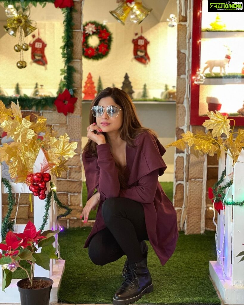 Shamita Shetty Instagram - Christmas feels🎄🤶❤️🧚‍♀️🙆‍♀️ #christmas #christmasdecor #fun #love ❤️🧿 #gratitude