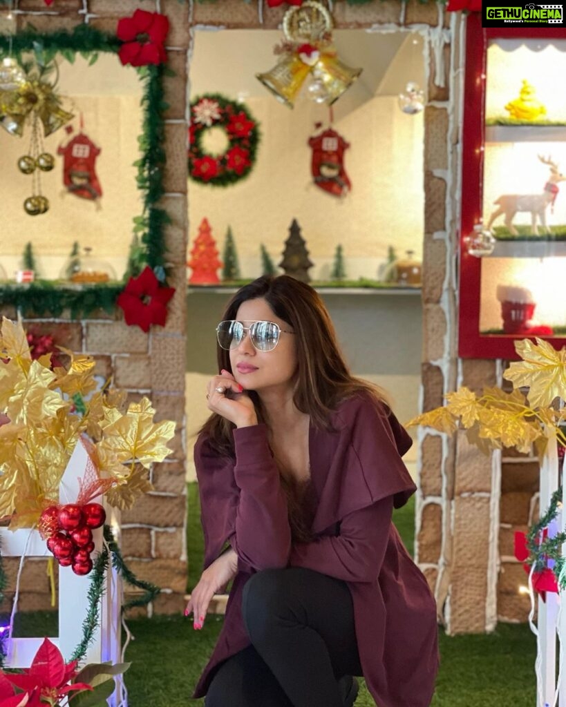 Shamita Shetty Instagram - Christmas feels🎄🤶❤️🧚‍♀️🙆‍♀️ #christmas #christmasdecor #fun #love ❤️🧿 #gratitude