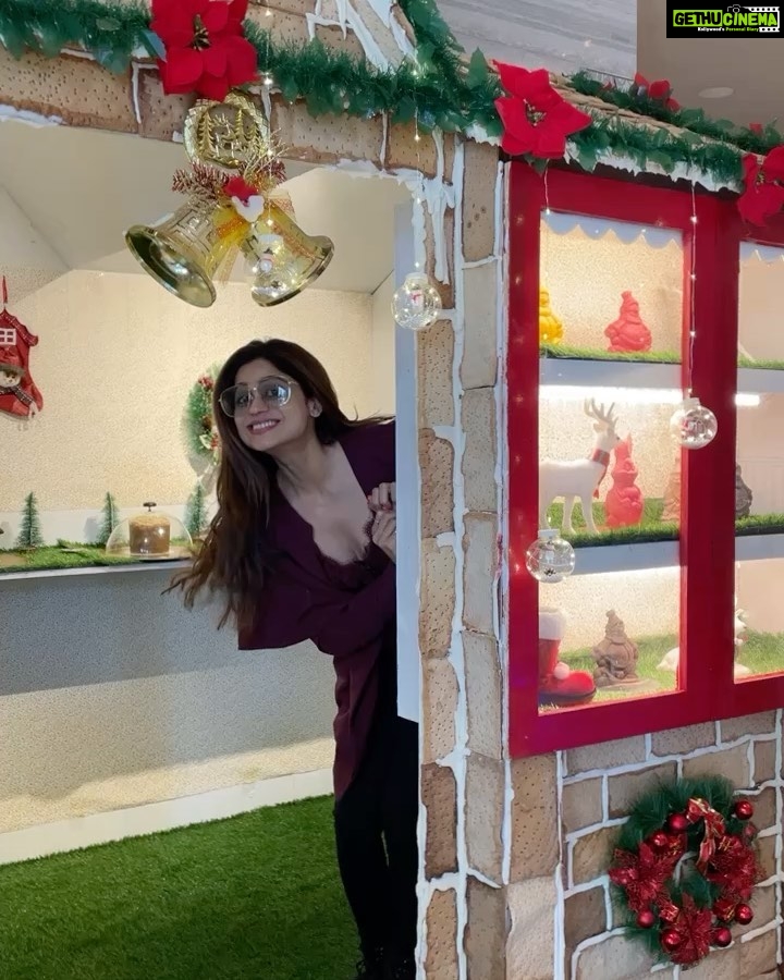 Shamita Shetty Instagram - Christmas feels🎄🤶❤️🧚‍♀️🙆‍♀️ #christmas #christmasdecor #fun #love ❤️🧿 #gratitude