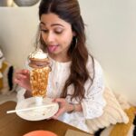 Shamita Shetty Instagram – This was pure yumminess!!!! Amazing pizzas n desserts coming soon at @bizza.mumbai .. n yes they ve got gluten free crusts too🥳🥳🥳 

#bingetime #bizza #pizza #dessert #love #food #foodie #foodstagram