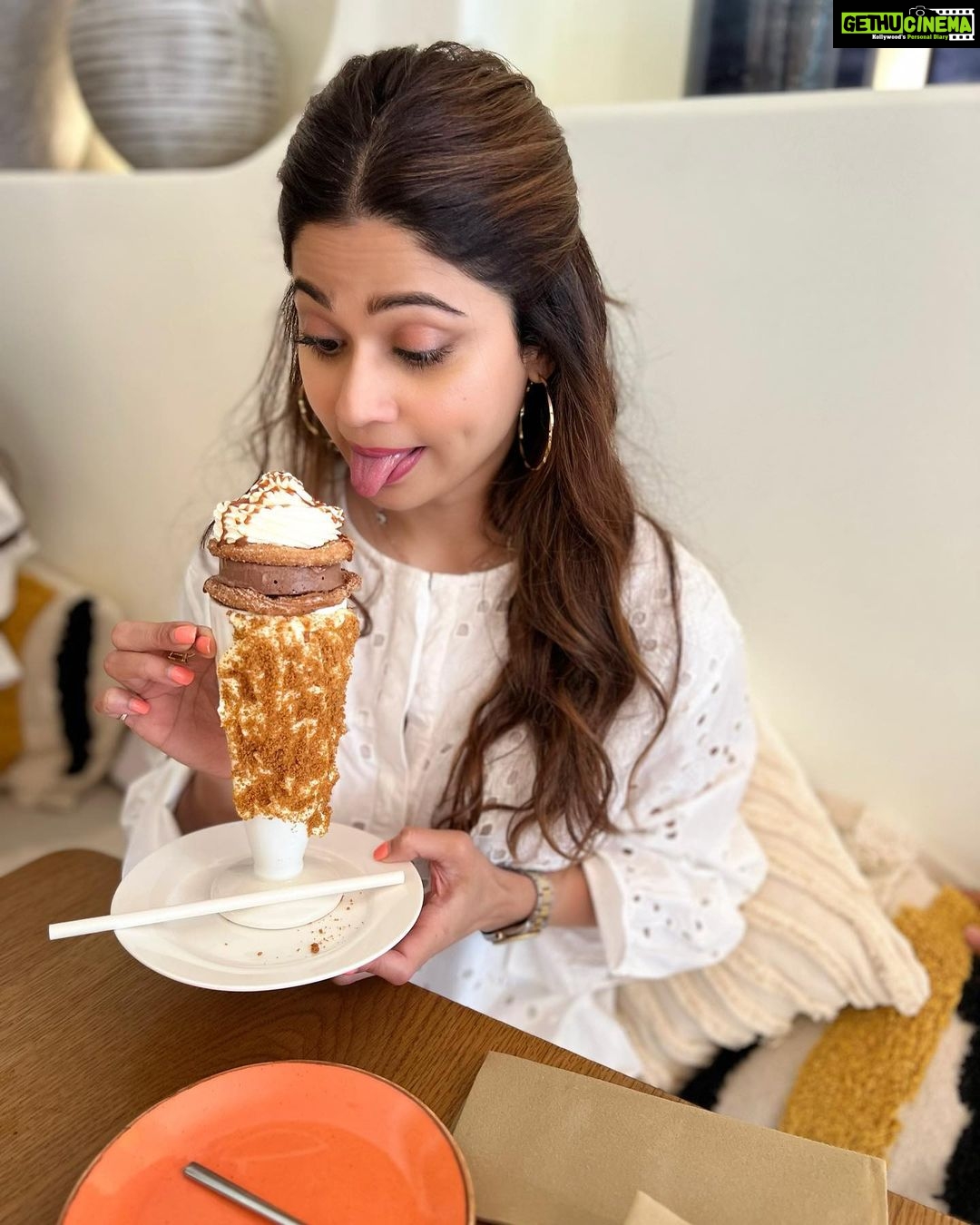 Shamita Shetty Instagram - This was pure yumminess!!!! Amazing pizzas n desserts coming soon at @bizza.mumbai .. n yes they ve got gluten free crusts too🥳🥳🥳 #bingetime #bizza #pizza #dessert #love #food #foodie #foodstagram