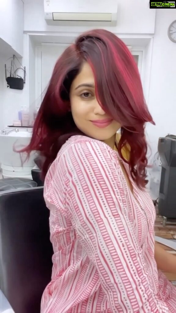 Shamita Shetty Instagram - Got me sme Pink! 🎀👧 Hair : @kantamotwani ❤️🦋 @ritesh.stylist @kromakaysalon 👗 : @chhapa_gj8 @oakpinionpr #vivamagenta #happyme #summercolors #flaming #love #gratitude #happiness #newlook