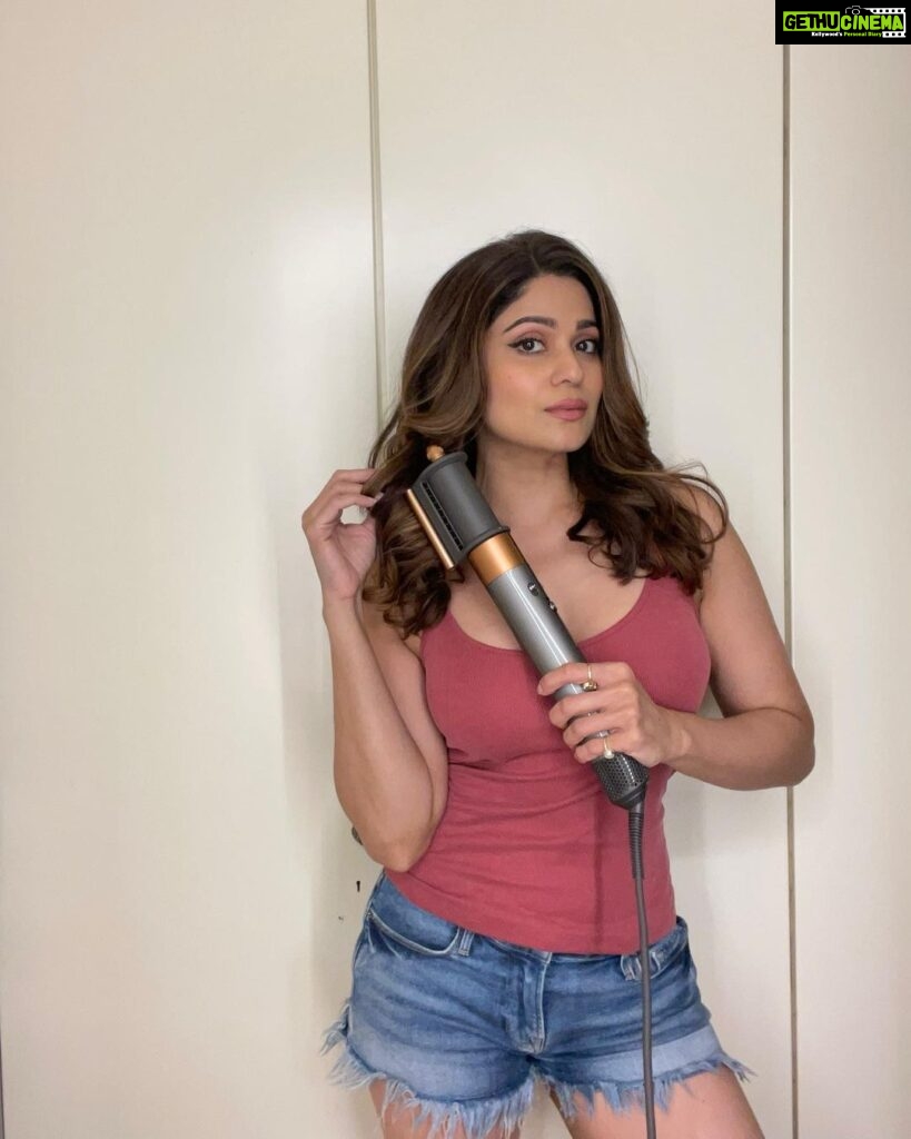 Shamita Shetty Instagram - Finishing strong with the revolutionary flyaway attachment of the Dyson Airwrap 💗 Safe to say, good hair days are back! #dysonairwrap #dysonindia #dysonhair #gifted