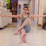 Shamita Shetty Instagram - Mobility is the ability of a joint, or a combination of joints, muscles, tendons, and ligaments, to move actively through a complete range of motion, without resistance, restriction, or pain. It’s Physical Independence 🤸‍♂️ How Mobile Are YOU? @clubrpm @yashmeenchauhan . . . . #mondaymotivation #workoutwithshamita #fitnessmotivation #gymmotivation #stretches #love #gratitude