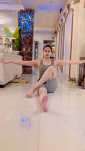 Shamita Shetty Instagram - Mobility is the ability of a joint, or a combination of joints, muscles, tendons, and ligaments, to move actively through a complete range of motion, without resistance, restriction, or pain. It’s Physical Independence 🤸‍♂️ How Mobile Are YOU? @clubrpm @yashmeenchauhan . . . . #mondaymotivation #workoutwithshamita #fitnessmotivation #gymmotivation #stretches #love #gratitude