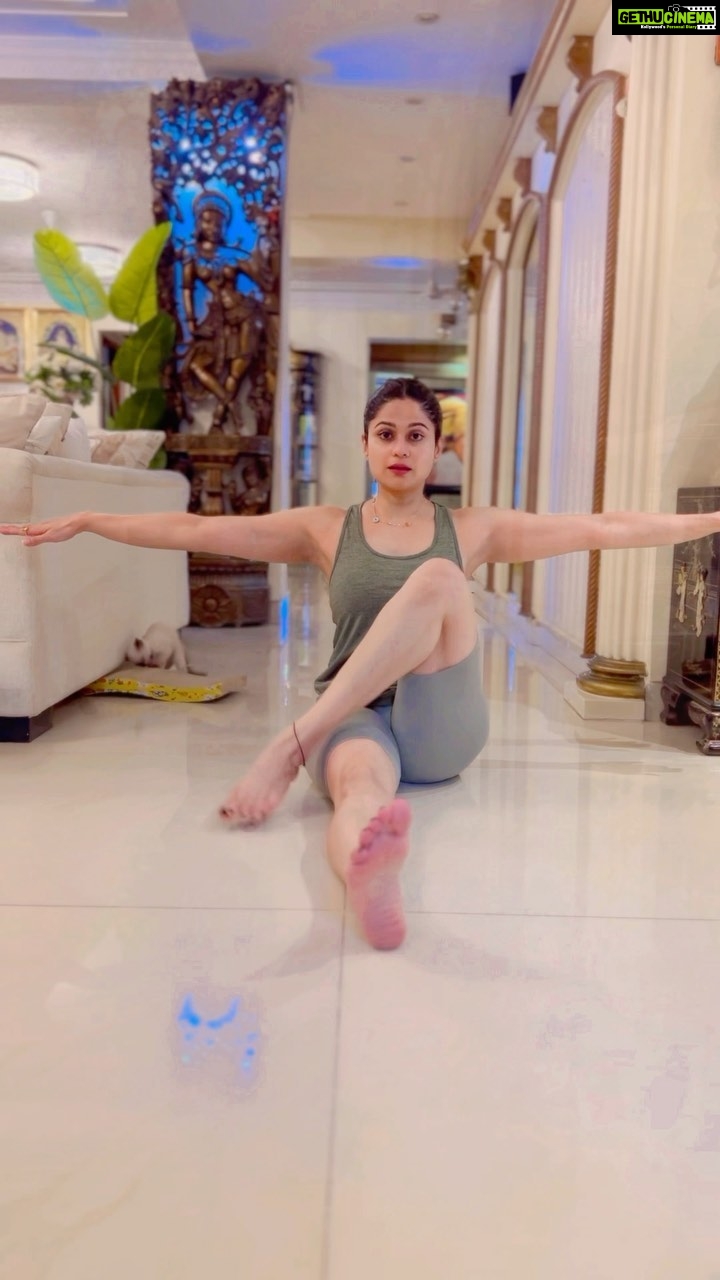 Shamita Shetty Instagram - Mobility is the ability of a joint, or a combination of joints, muscles, tendons, and ligaments, to move actively through a complete range of motion, without resistance, restriction, or pain. It’s Physical Independence 🤸‍♂️ How Mobile Are YOU? @clubrpm @yashmeenchauhan . . . . #mondaymotivation #workoutwithshamita #fitnessmotivation #gymmotivation #stretches #love #gratitude