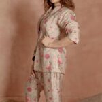 Shamita Shetty Instagram - 𝗠𝗼𝗱𝗲𝗿𝗻 𝗠𝘂𝗴𝗵𝗮𝗹𝘀 | 𝙏𝙝𝙚 𝙋𝙎 𝙄𝙘𝙤𝙣 𝙀𝙙𝙞𝙩𝙞𝙤𝙣 “ @shamitashetty_official 𝘢𝘯𝘥 𝘐 𝘧𝘪𝘳𝘴𝘵 𝘮𝘦𝘵 𝘪𝘯 𝘤𝘰𝘭𝘭𝘦𝘨𝘦, 𝘢𝘯𝘥 𝘩𝘢𝘷𝘦 𝘣𝘦𝘦𝘯 𝘧𝘳𝘪𝘦𝘯𝘥𝘴 𝘦𝘷𝘦𝘳 𝘴𝘪𝘯𝘤𝘦. 𝘚𝘩𝘦’𝘴 𝘢 𝘮𝘶𝘭𝘵𝘪-𝘧𝘢𝘤𝘦𝘵𝘦𝘥 𝘮𝘶𝘭𝘵𝘪-𝘩𝘺𝘱𝘩𝘦𝘯𝘢𝘵𝘦, 𝘢𝘯𝘥 𝘐’𝘷𝘦 𝘴𝘦𝘦𝘯 𝘩𝘦𝘳 𝘱𝘦𝘳𝘴𝘰𝘯𝘢𝘭 𝘴𝘵𝘺𝘭𝘦 𝘦𝘷𝘰𝘭𝘷𝘦 𝘣𝘦𝘢𝘶𝘵𝘪𝘧𝘶𝘭𝘭𝘺 𝘰𝘷𝘦𝘳 𝘵𝘩𝘦 𝘺𝘦𝘢𝘳𝘴. 𝘈𝘴 𝘴𝘩𝘦 𝘮𝘢𝘬𝘦𝘴 𝘢 𝘳𝘦𝘵𝘶𝘳𝘯 𝘵𝘰 𝘵𝘩𝘦 𝘣𝘪𝘨 𝘴𝘤𝘳𝘦𝘦𝘯 𝘸𝘪𝘵𝘩 𝘩𝘦𝘳 𝘯𝘦𝘸 𝘮𝘰𝘷𝘪𝘦, 𝘵𝘩𝘪𝘴 𝘸𝘢𝘴 𝘵𝘩𝘦 𝘱𝘦𝘳𝘧𝘦𝘤𝘵 𝘵𝘪𝘮𝘦 𝘧𝘰𝘳 𝘩𝘦𝘳 𝘵𝘰 𝘣𝘦 𝘢 𝘱𝘢𝘳𝘵 𝘰𝘧 𝘰𝘶𝘳 𝘤𝘦𝘭𝘦𝘣𝘳𝘢𝘵𝘰𝘳𝘺 𝘤𝘢𝘮𝘱𝘢𝘪𝘨𝘯. ” — 𝘗𝘢𝘺𝘢𝘭 𝘚𝘪𝘯𝘨𝘩𝘢𝘭 Shamita Shetty in the Grey gulbagh print lurex blazer & pant set (comes with a matching bustier), from the SS’23 ‘Modern Mughals’ collection. 𝗡𝗢𝗪 𝗔𝗩𝗔𝗜𝗟𝗔𝗕𝗟𝗘 𝗢𝗡𝗟𝗜𝗡𝗘 at www.payalsinghal.com 𝗔𝗻𝗱 𝗮𝘁 𝘁𝗵𝗲 𝗻𝗲𝘄𝗹𝘆 𝗹𝗮𝘂𝗻𝗰𝗵𝗲𝗱 𝗞𝗮𝗹𝗮 𝗚𝗵𝗼𝗱𝗮 𝗦𝘁𝗼𝗿𝗲: Payal Singhal, Ground Floor, Bhogilal Hargovindas Bldg, 18/20, K Dubash Marg, Kala Ghoda, Fort, Mumbai, 400018 For shopping assistance: Email: cs@payalsinghal.com Call/WhatsApp: +91 9321578764 Jewellery @tyaanijewellery Shot by @smash.branding Styled by @prayag.menon HMU by @inherchair #PSatKG #PSFullCircle #NewCollection #StoreLaunch #ModernMughals #PSIcons #MuseMagic #NewLaunch #PSBride #PSGirlsAroundTheWorld #PantSuit #IndianPantsuit #GulbaghPrint #Details #ShamitaShetty #StyleDiaries #FashionCampaign #Indowestern
