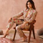 Shamita Shetty Instagram - 𝗠𝗼𝗱𝗲𝗿𝗻 𝗠𝘂𝗴𝗵𝗮𝗹𝘀 | 𝙏𝙝𝙚 𝙋𝙎 𝙄𝙘𝙤𝙣 𝙀𝙙𝙞𝙩𝙞𝙤𝙣 “ @shamitashetty_official 𝘢𝘯𝘥 𝘐 𝘧𝘪𝘳𝘴𝘵 𝘮𝘦𝘵 𝘪𝘯 𝘤𝘰𝘭𝘭𝘦𝘨𝘦, 𝘢𝘯𝘥 𝘩𝘢𝘷𝘦 𝘣𝘦𝘦𝘯 𝘧𝘳𝘪𝘦𝘯𝘥𝘴 𝘦𝘷𝘦𝘳 𝘴𝘪𝘯𝘤𝘦. 𝘚𝘩𝘦’𝘴 𝘢 𝘮𝘶𝘭𝘵𝘪-𝘧𝘢𝘤𝘦𝘵𝘦𝘥 𝘮𝘶𝘭𝘵𝘪-𝘩𝘺𝘱𝘩𝘦𝘯𝘢𝘵𝘦, 𝘢𝘯𝘥 𝘐’𝘷𝘦 𝘴𝘦𝘦𝘯 𝘩𝘦𝘳 𝘱𝘦𝘳𝘴𝘰𝘯𝘢𝘭 𝘴𝘵𝘺𝘭𝘦 𝘦𝘷𝘰𝘭𝘷𝘦 𝘣𝘦𝘢𝘶𝘵𝘪𝘧𝘶𝘭𝘭𝘺 𝘰𝘷𝘦𝘳 𝘵𝘩𝘦 𝘺𝘦𝘢𝘳𝘴. 𝘈𝘴 𝘴𝘩𝘦 𝘮𝘢𝘬𝘦𝘴 𝘢 𝘳𝘦𝘵𝘶𝘳𝘯 𝘵𝘰 𝘵𝘩𝘦 𝘣𝘪𝘨 𝘴𝘤𝘳𝘦𝘦𝘯 𝘸𝘪𝘵𝘩 𝘩𝘦𝘳 𝘯𝘦𝘸 𝘮𝘰𝘷𝘪𝘦, 𝘵𝘩𝘪𝘴 𝘸𝘢𝘴 𝘵𝘩𝘦 𝘱𝘦𝘳𝘧𝘦𝘤𝘵 𝘵𝘪𝘮𝘦 𝘧𝘰𝘳 𝘩𝘦𝘳 𝘵𝘰 𝘣𝘦 𝘢 𝘱𝘢𝘳𝘵 𝘰𝘧 𝘰𝘶𝘳 𝘤𝘦𝘭𝘦𝘣𝘳𝘢𝘵𝘰𝘳𝘺 𝘤𝘢𝘮𝘱𝘢𝘪𝘨𝘯. ” — 𝘗𝘢𝘺𝘢𝘭 𝘚𝘪𝘯𝘨𝘩𝘢𝘭 Shamita Shetty in the Grey gulbagh print lurex blazer & pant set (comes with a matching bustier), from the SS’23 ‘Modern Mughals’ collection. 𝗡𝗢𝗪 𝗔𝗩𝗔𝗜𝗟𝗔𝗕𝗟𝗘 𝗢𝗡𝗟𝗜𝗡𝗘 at www.payalsinghal.com 𝗔𝗻𝗱 𝗮𝘁 𝘁𝗵𝗲 𝗻𝗲𝘄𝗹𝘆 𝗹𝗮𝘂𝗻𝗰𝗵𝗲𝗱 𝗞𝗮𝗹𝗮 𝗚𝗵𝗼𝗱𝗮 𝗦𝘁𝗼𝗿𝗲: Payal Singhal, Ground Floor, Bhogilal Hargovindas Bldg, 18/20, K Dubash Marg, Kala Ghoda, Fort, Mumbai, 400018 For shopping assistance: Email: cs@payalsinghal.com Call/WhatsApp: +91 9321578764 Jewellery @tyaanijewellery Shot by @porus.vimadalal Styled by @prayag.menon HMU by @inherchair #PSatKG #PSFullCircle #NewCollection #StoreLaunch #ModernMughals #PSIcons #MuseMagic #NewLaunch #PSBride #PSGirlsAroundTheWorld #PantSuit #IndianPantsuit #GulbaghPrint #Details #ShamitaShetty #StyleDiaries #FashionCampaign #Indowestern