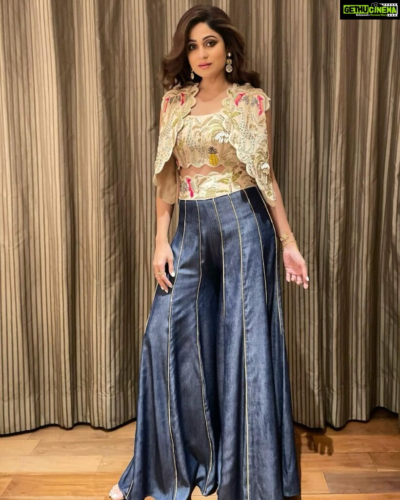 Shamita Shetty Instagram - 🌸 Outfit : @payalsinghal Hair : @hairbysharda Jewellery: @azotiique #eventdiaries #aboutlastnight #delhi #glitzglam