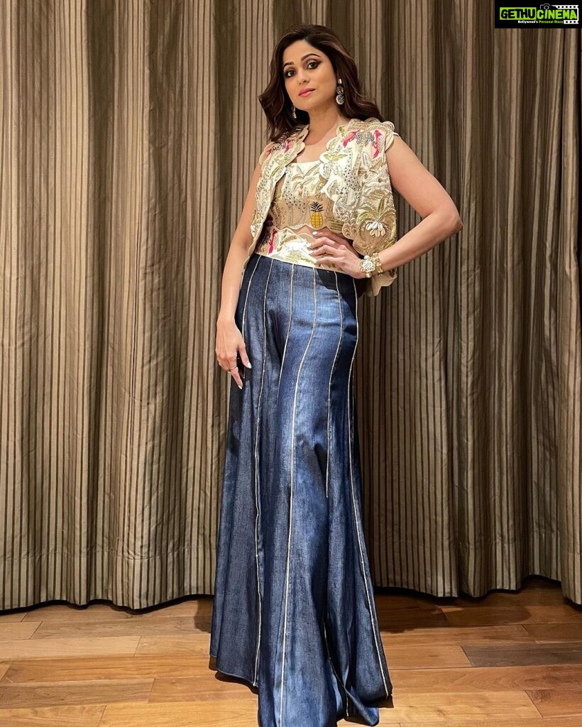 Shamita Shetty Instagram - 🌸 Outfit : @payalsinghal Hair : @hairbysharda Jewellery: @azotiique #eventdiaries #aboutlastnight #delhi #glitzglam