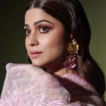 Shamita Shetty Instagram – 🦋 

Saree: @archanaraolabel 
Jewellery: @varunadjani 
Stylist: @styledbychandani 
Assisted by : @khushaliichauhan 
Hair : @kantamotwani @kromakaysalon 
Photographer: @visualaffairs_va 
Management: @viniyardfilms @jubinrajeshdesai @kushalsampat