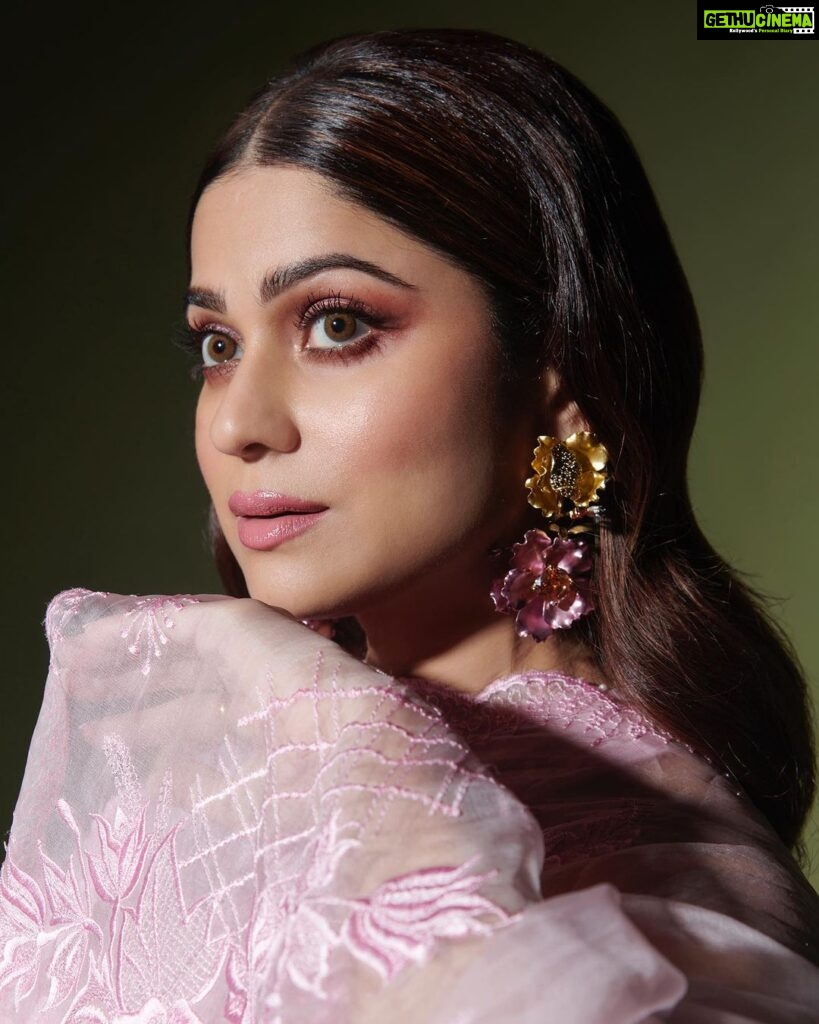 Shamita Shetty Instagram - 🦋 Saree: @archanaraolabel Jewellery: @varunadjani Stylist: @styledbychandani Assisted by : @khushaliichauhan Hair : @kantamotwani @kromakaysalon Photographer: @visualaffairs_va Management: @viniyardfilms @jubinrajeshdesai @kushalsampat