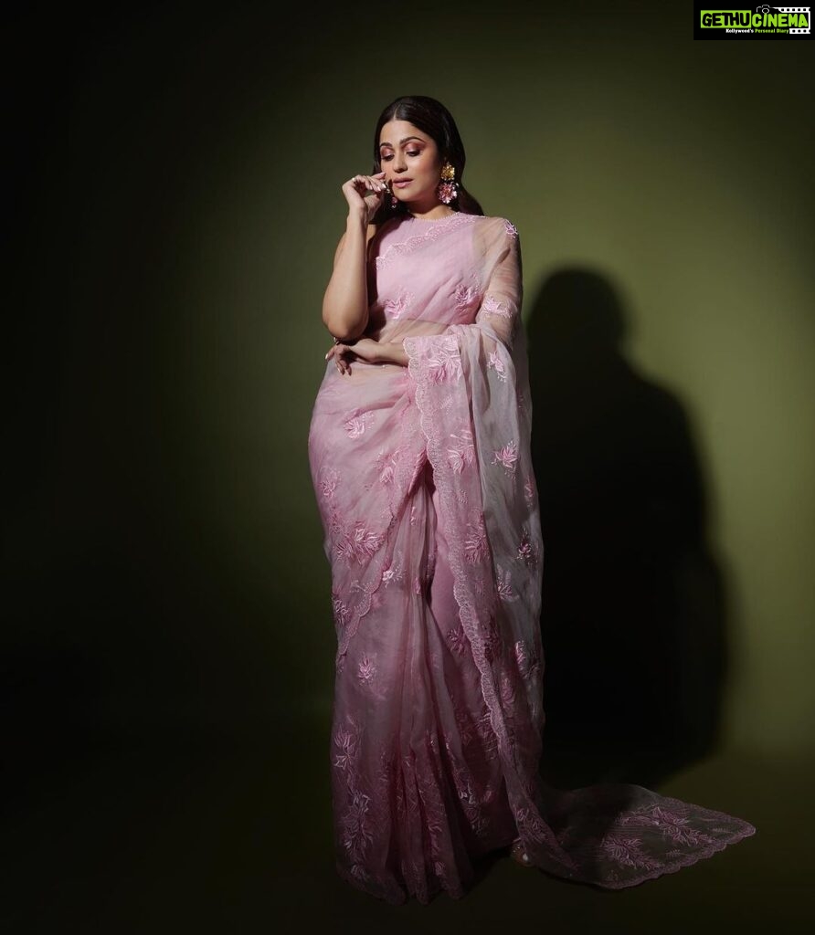 Shamita Shetty Instagram - Simplicity is the ultimate sophistication ❤️ - Leonardo da Vinci Saree : @archanaraolabel Jewellery : @varunadjani Stylist @styledbychandani Style Team: @khushaliichauhan @ipshitaaroraaa @rashi_works 📸 @visualaffairs_va Hair : @kantamotwani assisted by @farzana.kromakay @kromakaysalon Management: @viniyardfilms @jubinrajeshdesai @kushalsampat #lokmatstyleawards2023