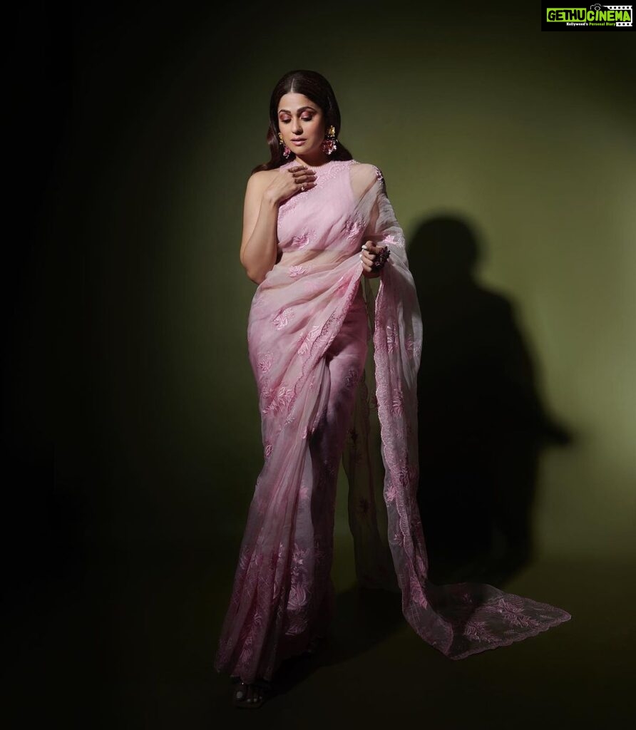 Shamita Shetty Instagram - Simplicity is the ultimate sophistication ❤️ - Leonardo da Vinci Saree : @archanaraolabel Jewellery : @varunadjani Stylist @styledbychandani Style Team: @khushaliichauhan @ipshitaaroraaa @rashi_works 📸 @visualaffairs_va Hair : @kantamotwani assisted by @farzana.kromakay @kromakaysalon Management: @viniyardfilms @jubinrajeshdesai @kushalsampat #lokmatstyleawards2023