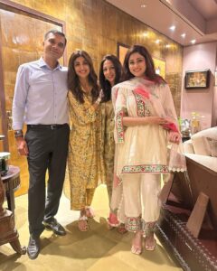 Shamita Shetty Instagram - Family ❤️🦋🤗 

#rakshabandhan #diner #family #love