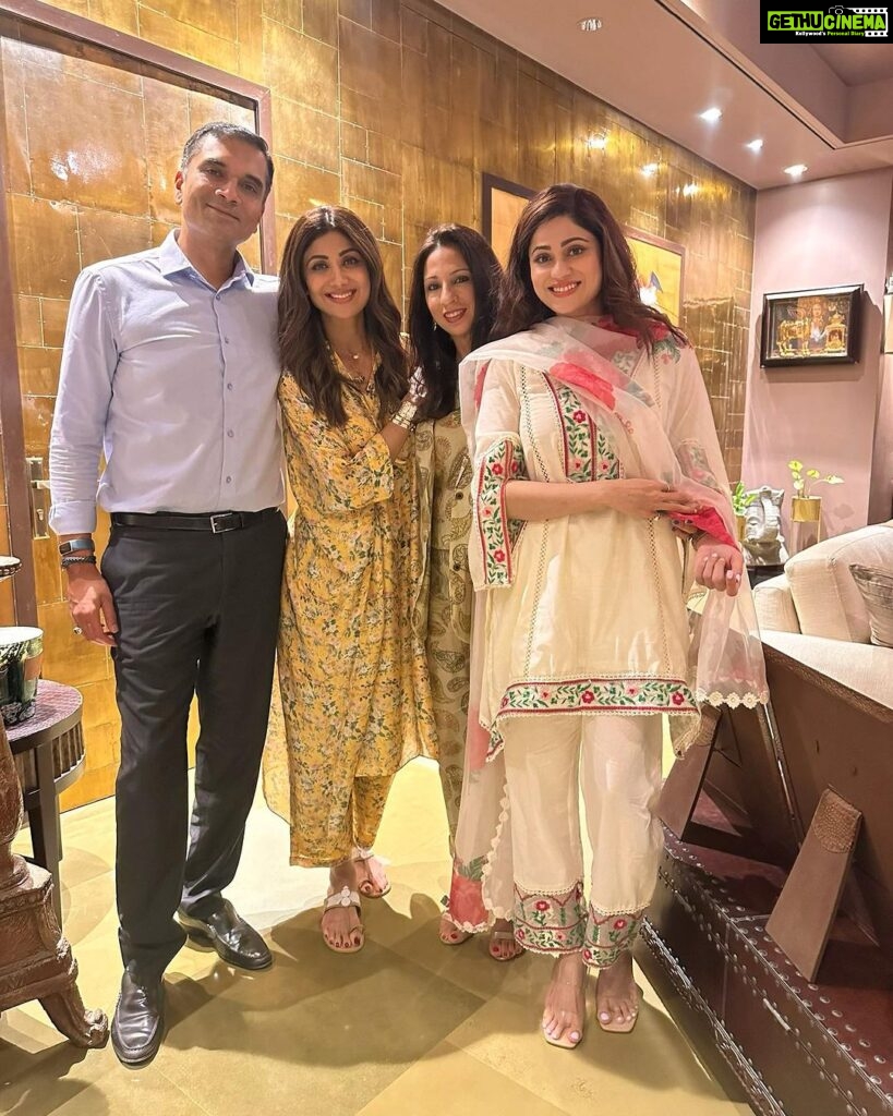 Shamita Shetty Instagram - Family ❤️🦋🤗 #rakshabandhan #diner #family #love