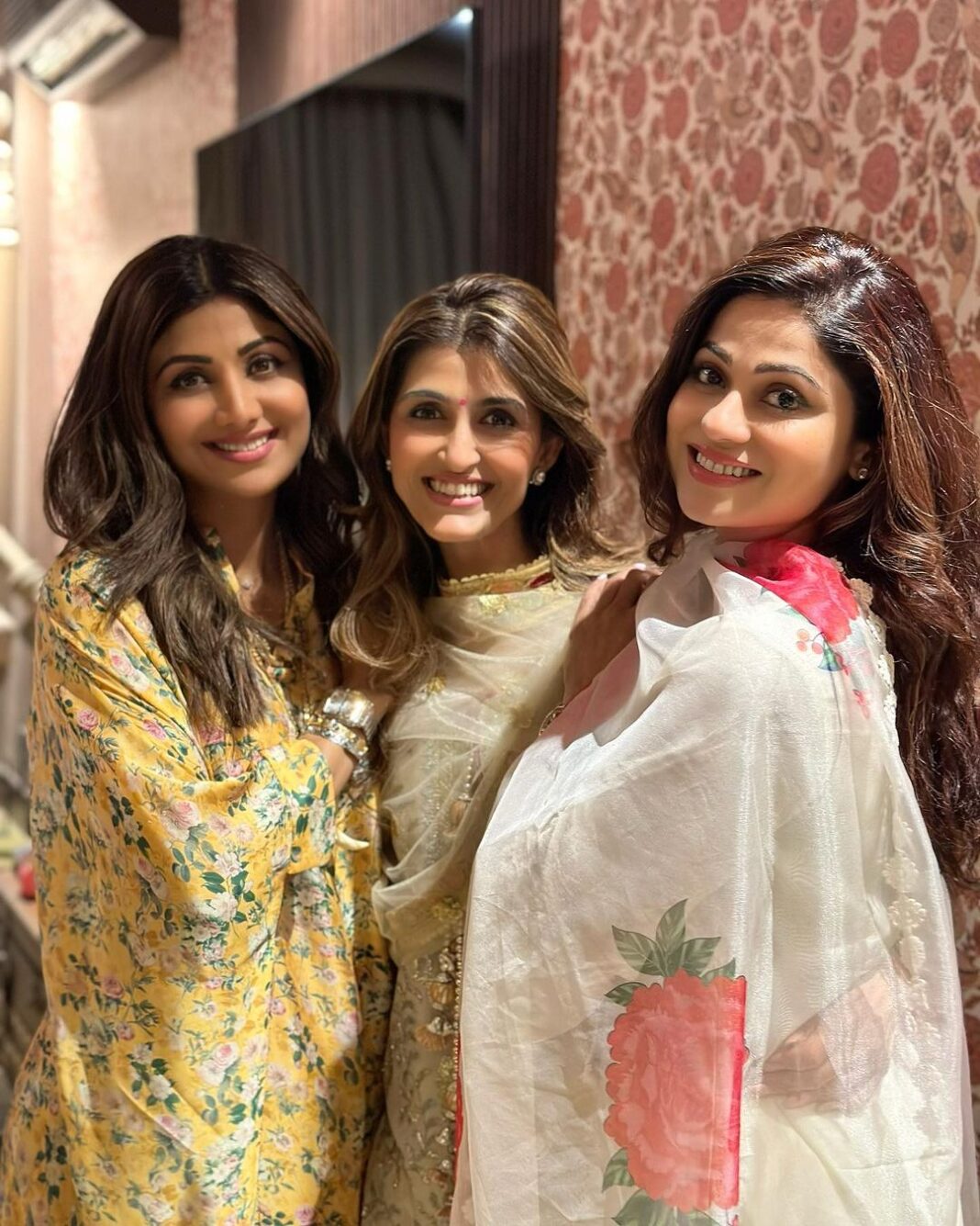 Shamita Shetty Instagram - Family ❤️🦋🤗 #rakshabandhan #diner #family #love