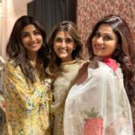 Shamita Shetty Instagram – Family ❤️🦋🤗 

#rakshabandhan #diner #family #love