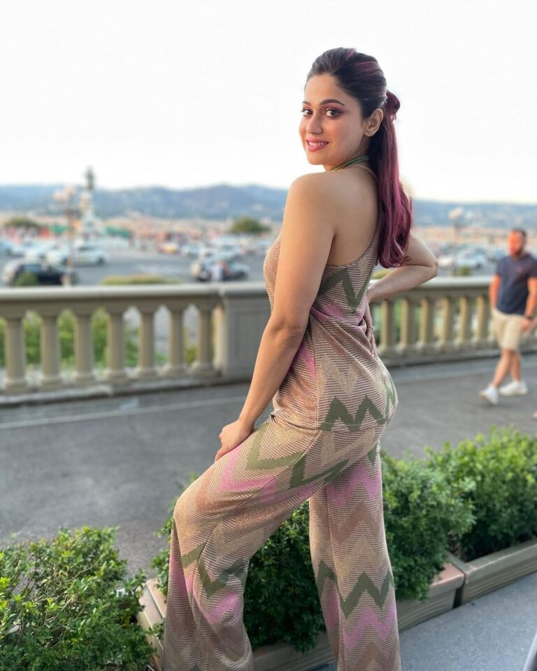 Shamita Shetty Instagram - Accept no one’s definition of your life ; define yourself ! 🦋 . . . #firenze #florence #italy #nightout #love #positivity #gratitude❤️