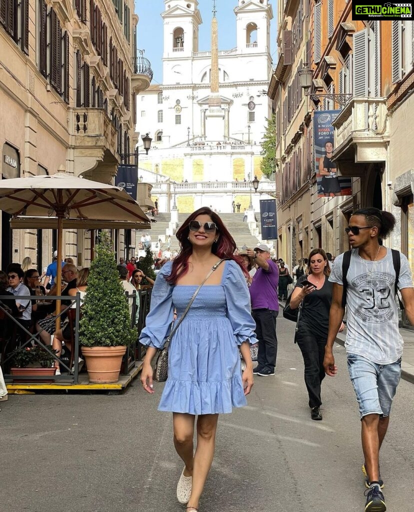 Shamita Shetty Instagram - Walking my own path.. not following one ❤️🦋 #traveldiaries #italy #rome #happyme #love #gratitude