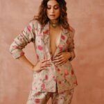 Shamita Shetty Instagram - 𝗠𝗼𝗱𝗲𝗿𝗻 𝗠𝘂𝗴𝗵𝗮𝗹𝘀 | 𝙏𝙝𝙚 𝙋𝙎 𝙄𝙘𝙤𝙣 𝙀𝙙𝙞𝙩𝙞𝙤𝙣 “ @shamitashetty_official 𝘢𝘯𝘥 𝘐 𝘧𝘪𝘳𝘴𝘵 𝘮𝘦𝘵 𝘪𝘯 𝘤𝘰𝘭𝘭𝘦𝘨𝘦, 𝘢𝘯𝘥 𝘩𝘢𝘷𝘦 𝘣𝘦𝘦𝘯 𝘧𝘳𝘪𝘦𝘯𝘥𝘴 𝘦𝘷𝘦𝘳 𝘴𝘪𝘯𝘤𝘦. 𝘚𝘩𝘦’𝘴 𝘢 𝘮𝘶𝘭𝘵𝘪-𝘧𝘢𝘤𝘦𝘵𝘦𝘥 𝘮𝘶𝘭𝘵𝘪-𝘩𝘺𝘱𝘩𝘦𝘯𝘢𝘵𝘦, 𝘢𝘯𝘥 𝘐’𝘷𝘦 𝘴𝘦𝘦𝘯 𝘩𝘦𝘳 𝘱𝘦𝘳𝘴𝘰𝘯𝘢𝘭 𝘴𝘵𝘺𝘭𝘦 𝘦𝘷𝘰𝘭𝘷𝘦 𝘣𝘦𝘢𝘶𝘵𝘪𝘧𝘶𝘭𝘭𝘺 𝘰𝘷𝘦𝘳 𝘵𝘩𝘦 𝘺𝘦𝘢𝘳𝘴. 𝘈𝘴 𝘴𝘩𝘦 𝘮𝘢𝘬𝘦𝘴 𝘢 𝘳𝘦𝘵𝘶𝘳𝘯 𝘵𝘰 𝘵𝘩𝘦 𝘣𝘪𝘨 𝘴𝘤𝘳𝘦𝘦𝘯 𝘸𝘪𝘵𝘩 𝘩𝘦𝘳 𝘯𝘦𝘸 𝘮𝘰𝘷𝘪𝘦, 𝘵𝘩𝘪𝘴 𝘸𝘢𝘴 𝘵𝘩𝘦 𝘱𝘦𝘳𝘧𝘦𝘤𝘵 𝘵𝘪𝘮𝘦 𝘧𝘰𝘳 𝘩𝘦𝘳 𝘵𝘰 𝘣𝘦 𝘢 𝘱𝘢𝘳𝘵 𝘰𝘧 𝘰𝘶𝘳 𝘤𝘦𝘭𝘦𝘣𝘳𝘢𝘵𝘰𝘳𝘺 𝘤𝘢𝘮𝘱𝘢𝘪𝘨𝘯. ” — 𝘗𝘢𝘺𝘢𝘭 𝘚𝘪𝘯𝘨𝘩𝘢𝘭 Shamita Shetty in the Grey gulbagh print lurex blazer & pant set (comes with a matching bustier), from the SS’23 ‘Modern Mughals’ collection. 𝗡𝗢𝗪 𝗔𝗩𝗔𝗜𝗟𝗔𝗕𝗟𝗘 𝗢𝗡𝗟𝗜𝗡𝗘 at www.payalsinghal.com 𝗔𝗻𝗱 𝗮𝘁 𝘁𝗵𝗲 𝗻𝗲𝘄𝗹𝘆 𝗹𝗮𝘂𝗻𝗰𝗵𝗲𝗱 𝗞𝗮𝗹𝗮 𝗚𝗵𝗼𝗱𝗮 𝗦𝘁𝗼𝗿𝗲: Payal Singhal, Ground Floor, Bhogilal Hargovindas Bldg, 18/20, K Dubash Marg, Kala Ghoda, Fort, Mumbai, 400018 For shopping assistance: Email: cs@payalsinghal.com Call/WhatsApp: +91 9321578764 Jewellery @tyaanijewellery Shot by @porus.vimadalal Styled by @prayag.menon HMU by @inherchair #PSatKG #PSFullCircle #NewCollection #StoreLaunch #ModernMughals #PSIcons #MuseMagic #NewLaunch #PSBride #PSGirlsAroundTheWorld #PantSuit #IndianPantsuit #GulbaghPrint #Details #ShamitaShetty #StyleDiaries #FashionCampaign #Indowestern