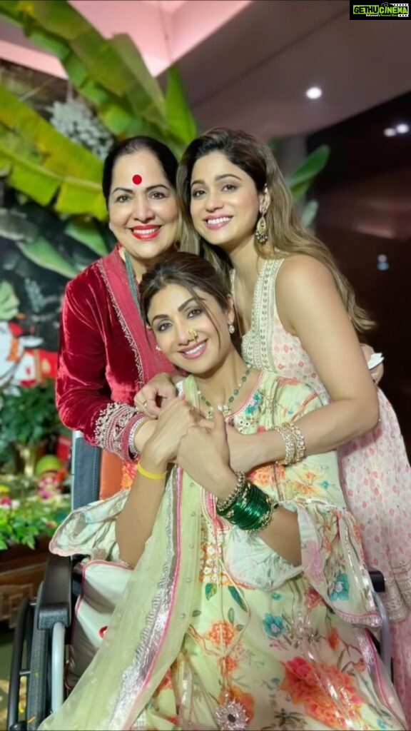 Shamita Shetty Instagram - Happy international Mother’s Day Ma ❤ Thankyou for ur unconditional love ,prayers ,sacrifices n so much more ❤🦋 love u soo much🦋 @sunandashetty10 @theshilpashetty #happyinternationalmothersday #love #mom #happiness #gratitude #mothersday