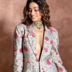Shamita Shetty Instagram - 🦋 Outfit 👗 @payalsinghal ❤️ Make up & hair @inherchair Styling @ @prayag.menon 📸 @porus.vimadalal Managed by @viniyardfilms #shootlife #photoshoot #love #glam #ootd #gratitude