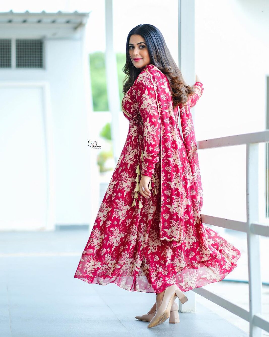 Shamna Kasim Instagram - The most beautiful thing that u can wear is confidence…. Costume: @riti_boutique Pics: @v_capturesphotography Hairstylist: @hairartistpoojagupta Personal staff: @pranay_kohli @etvtelugu2708 @etvwin #dheepremierleague #lovemyjob 🧿
