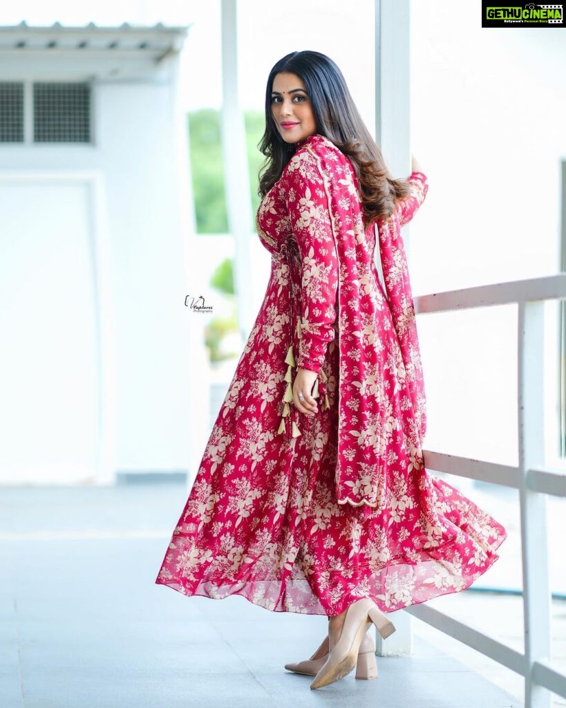 Shamna Kasim Instagram - The most beautiful thing that u can wear is confidence…. Costume: @riti_boutique Pics: @v_capturesphotography Hairstylist: @hairartistpoojagupta Personal staff: @pranay_kohli @etvtelugu2708 @etvwin #dheepremierleague #lovemyjob 🧿