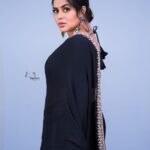 Shamna Kasim Instagram - 🖤 Costume: @nyrah_couture Jewelry: @emmadi_silver_jewellery_hyd Pics: @ravi_cross_clickx @v_capturesphotography Hairstylist: @hairartistpoojagupta Personal staff: @pranay_kohli @etvwin @etvtelugu2708 #dheepremierleague #lovemyjob #lovemyself 🧿