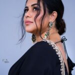 Shamna Kasim Instagram - 🖤 Costume: @nyrah_couture Jewelry: @emmadi_silver_jewellery_hyd Pics: @ravi_cross_clickx @v_capturesphotography Hairstylist: @hairartistpoojagupta Personal staff: @pranay_kohli @etvwin @etvtelugu2708 #dheepremierleague #lovemyjob #lovemyself 🧿