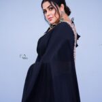 Shamna Kasim Instagram - 🖤 Costume: @nyrah_couture Jewelry: @emmadi_silver_jewellery_hyd Pics: @ravi_cross_clickx @v_capturesphotography Hairstylist: @hairartistpoojagupta Personal staff: @pranay_kohli @etvwin @etvtelugu2708 #dheepremierleague #lovemyjob #lovemyself 🧿