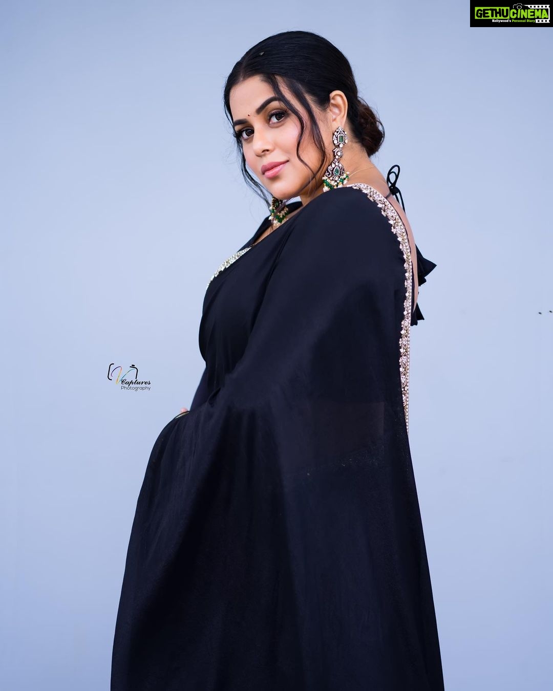 Shamna Kasim Instagram - 🖤 Costume: @nyrah_couture Jewelry: @emmadi_silver_jewellery_hyd Pics: @ravi_cross_clickx @v_capturesphotography Hairstylist: @hairartistpoojagupta Personal staff: @pranay_kohli @etvwin @etvtelugu2708 #dheepremierleague #lovemyjob #lovemyself 🧿
