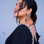 Shamna Kasim Instagram - 🖤 Costume: @nyrah_couture Jewelry: @emmadi_silver_jewellery_hyd Pics: @ravi_cross_clickx @v_capturesphotography Hairstylist: @hairartistpoojagupta Personal staff: @pranay_kohli @etvwin @etvtelugu2708 #dheepremierleague #lovemyjob #lovemyself 🧿
