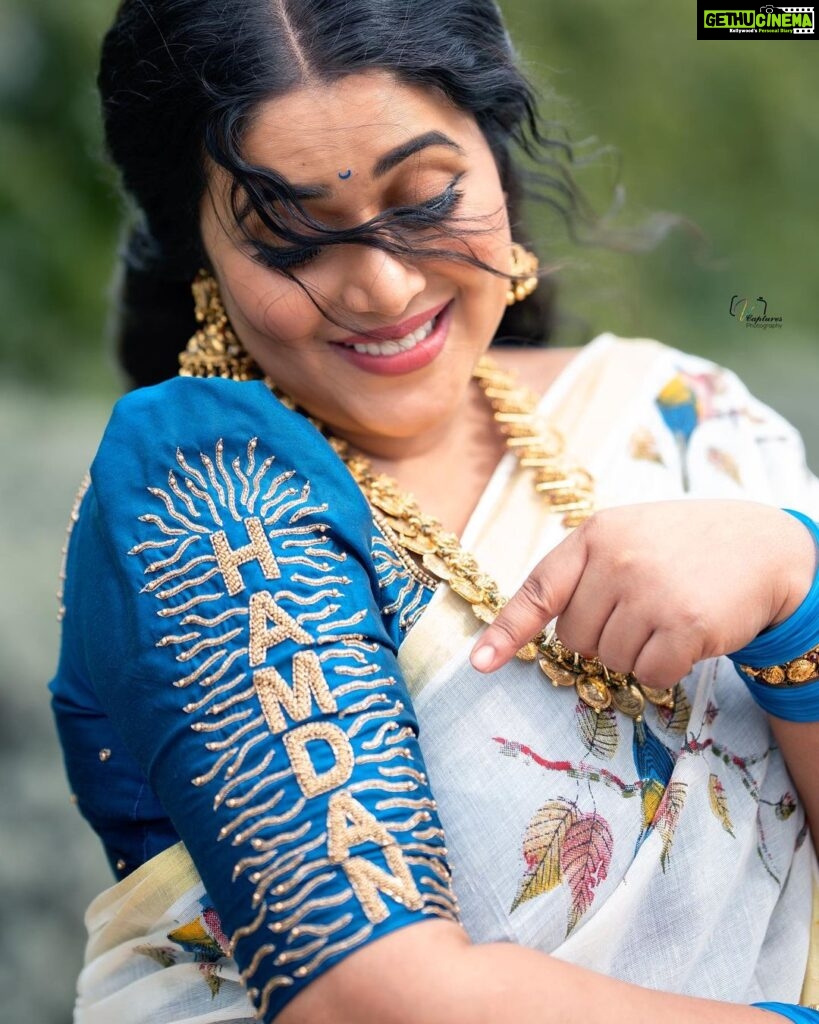 Shamna Kasim Instagram - Happy chingam 🙏 Saree: @gsensemble_official Blouse: @vasudevan.arun Jewelry: @emmadi_silver_jewellery_hyd Pics: @v_capturesphotography Hairstylist: @hairartistpoojagupta Personal staff: @pranay_kohli