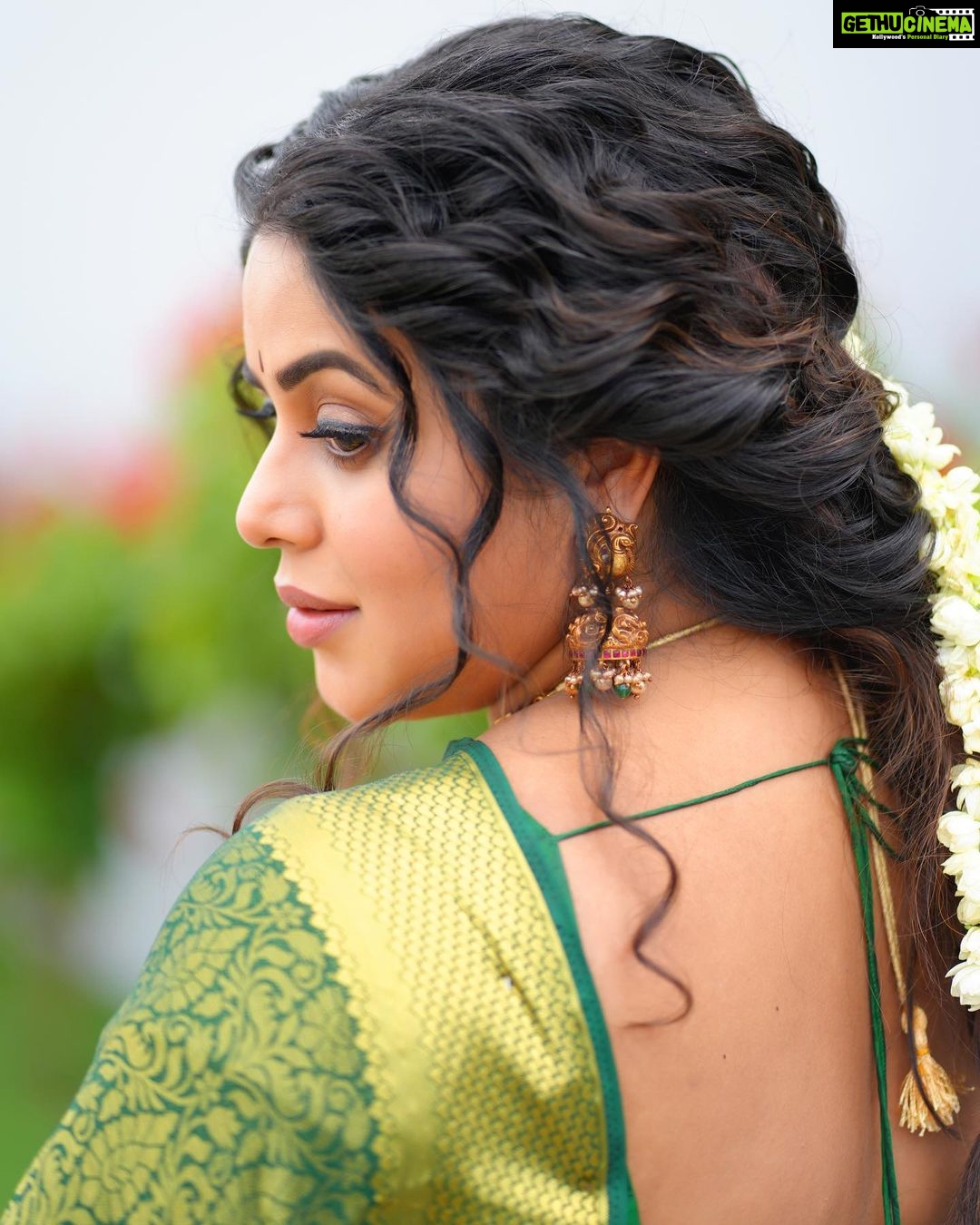 Shamna Kasim Instagram - Nothing feels as perfect as a saree ❤️ Styling: @vasudevan.arun Saree: @zoella_dubai Saree blouse: @vasudevan.arun Jewelry: @emmadi_silver_jewellery Pics: @v_capturesphotography Hairstylist: @hairartistpoojagupta Personal staff: @pranay_kohli @etvtelugu2708 #dheepremierleague #lovemyjob 🧿