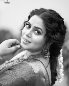 Shamna Kasim Instagram - Nothing feels as perfect as a saree ❤️ Styling: @vasudevan.arun Saree: @zoella_dubai Saree blouse: @vasudevan.arun Jewelry: @emmadi_silver_jewellery Pics: @v_capturesphotography Hairstylist: @hairartistpoojagupta Personal staff: @pranay_kohli @etvtelugu2708 #dheepremierleague #lovemyjob 🧿