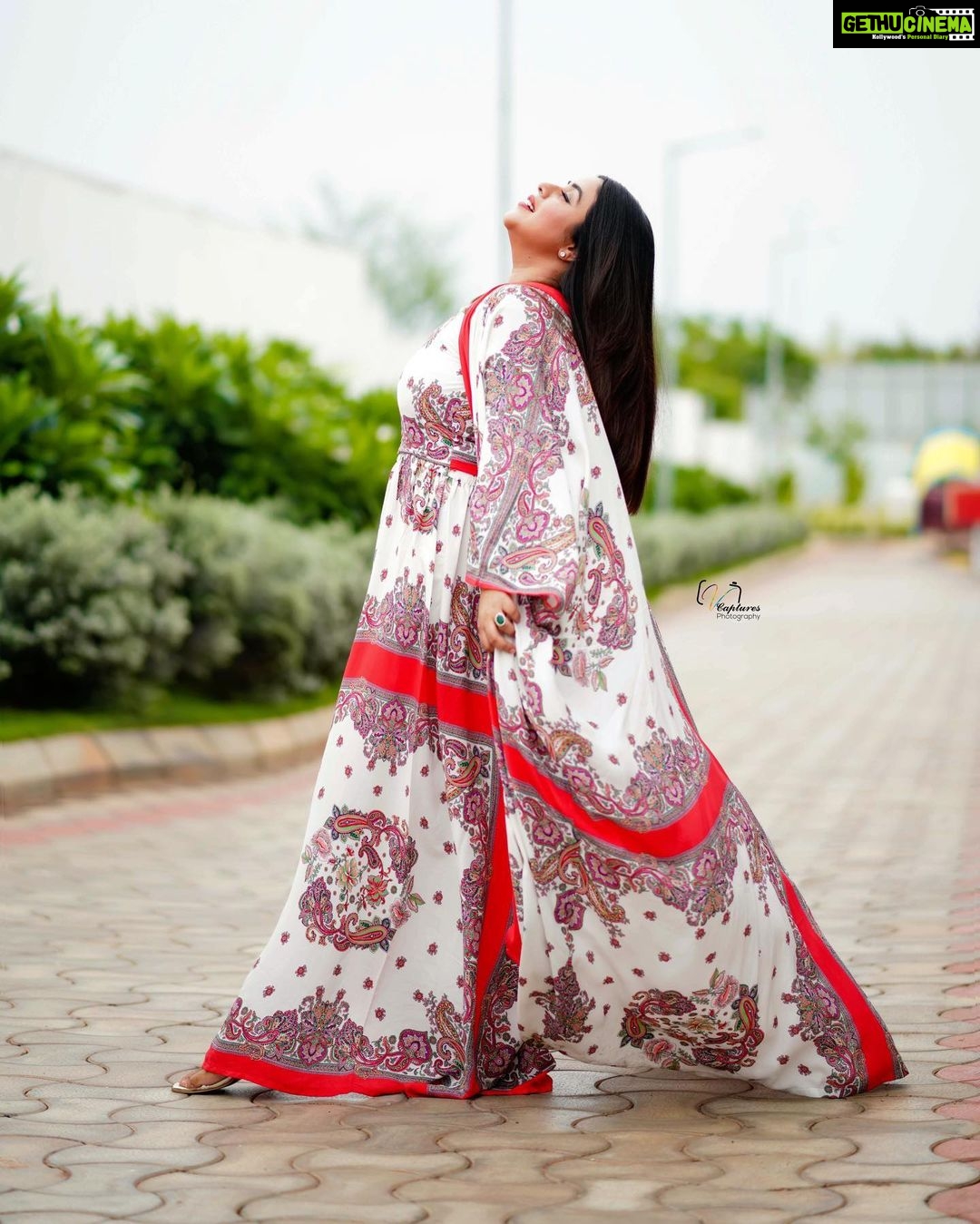 Shamna Kasim Instagram - To fall in love with yourself is the first secret to happiness ❤️ Outfit: @imraabespoke Pics: @v_capturesphotography Hairstylist: @hairartistpoojagupta Personal staff: @pranay_kohli #dheepremierleague #etvtelugu @etvtelugu2708