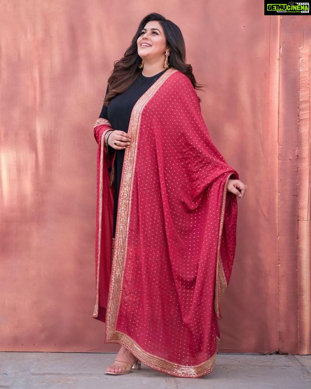 Shamna Kasim Instagram - Confidence has no competition…. Outfit: @shemyofficial Pics: @ravi_cross_clickx Hairstylist: @hairartistpoojagupta Personal staff: @pranay_kohli #dheepremierleague #etvtelugu #lovemyjob ❤️