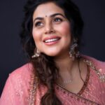 Shamna Kasim Instagram - Elegance is a discipline of life…. Outfit: @jazaashdesignstudio Jewelry: @emmadi_silver_jewellery Pics: @ravi_cross_clickx @v_capturesphotography Hairstylist: @hairartistpoojagupta Personal staff: @pranay_kohli @etvtelugu2708 #dheepremierleague #lovemyjob #lovemyself ❤️🧿