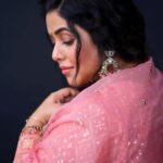 Shamna Kasim Instagram - Elegance is a discipline of life…. Outfit: @jazaashdesignstudio Jewelry: @emmadi_silver_jewellery Pics: @ravi_cross_clickx @v_capturesphotography Hairstylist: @hairartistpoojagupta Personal staff: @pranay_kohli @etvtelugu2708 #dheepremierleague #lovemyjob #lovemyself ❤️🧿